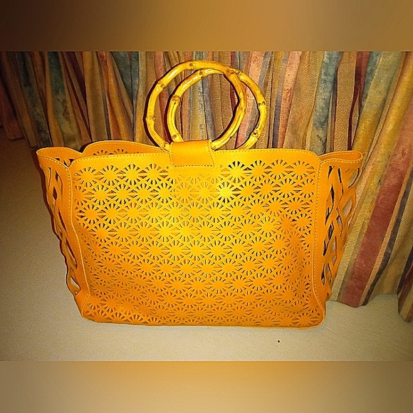 NWOT cut out summer bag with bamboo handles - Picture 2 of 6